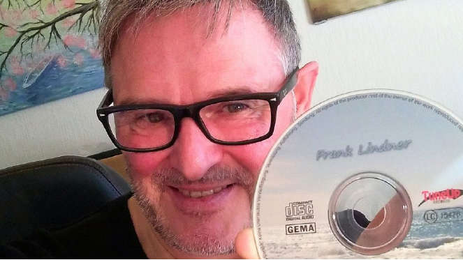 Frank Lindner mit CD in der Hand